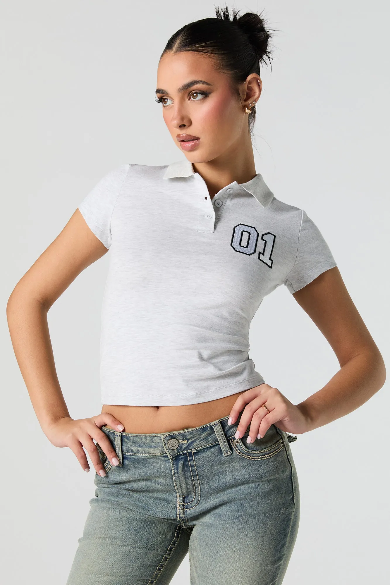 Polo ultracourt avec motif brodé