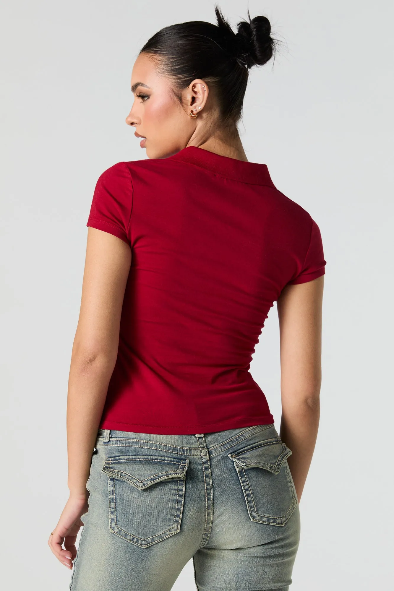 Polo ultracourt avec motif brodé